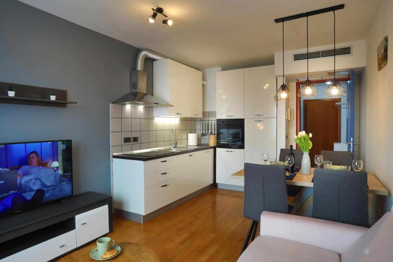 Apartment Moon โรวีน ภายนอก รูปภาพ